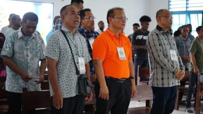 
Calon Wakil Bupati Kabupaten Mimika, Yusuf Rombe saat mengikuti ibadah di Lapas Kels IIB Timika.