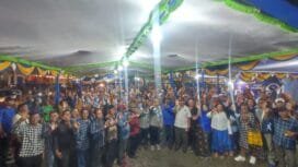 Pasangan AIYE berfoto bersama warga Dapil 3. (Foto: TIM Media AIYE)