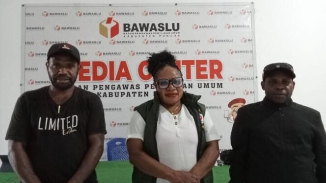 
Ketua Bawaslu Kabupaten Puncak dan Kordiv SDMO, Yorice Wanimbo (Tengah), Korsek Bawaslu Kabupaten Puncak, Yoni Wanimbo, Staf SDM Bawaslu Puncak, Donius Tabuni. (Foto: Kristin Rejang)