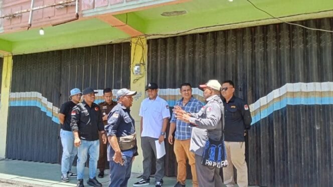 
Suasana ketika tim melakukan monitoring titik koordinat TPS di Kelurahan Dingo Narama. (Kristina Rejang)