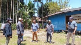 Tim saat melakukan monitoring titik koordinat TPS di Kelurahan Kebun Sirih. (Foto: Kristin Rejang)