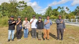 Foto bersama di salah satu lokasi TPS Kelurahan Wanagon. (Foto: Kristin Rejang)