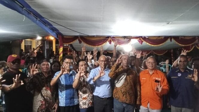 
Calon Wakil Bupati Kabupaten Mimika, Yusuf Rombe berfoto bersama warga. (Foto: Sasagupapua.com)