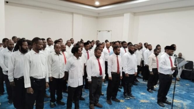 
Momen Bawaslu Kabupaten Puncak Melantik dan Memberikan Pembekalan ke 72 Pandis