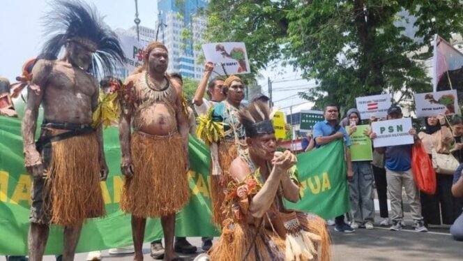 
Solidaritas Merauke saat berunjuk rasa di depan kantor Kementerian Pertanian tahun 2024 lalu (Foto: Pusaka Bentala Rakyat)