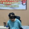 IS berserta BBnya saat diamankan di Kantor Sat Reserse Narkoba Polres Mimika Mile 32. (Foto: Ist)