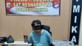 IS berserta BBnya saat diamankan di Kantor Sat Reserse Narkoba Polres Mimika Mile 32. (Foto: Ist)