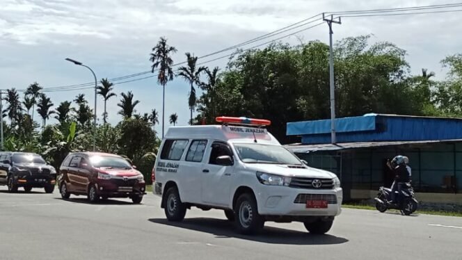 
Jenazah Ausilius You Tiba di Timika, Dijemput Ribuan Masyarakat