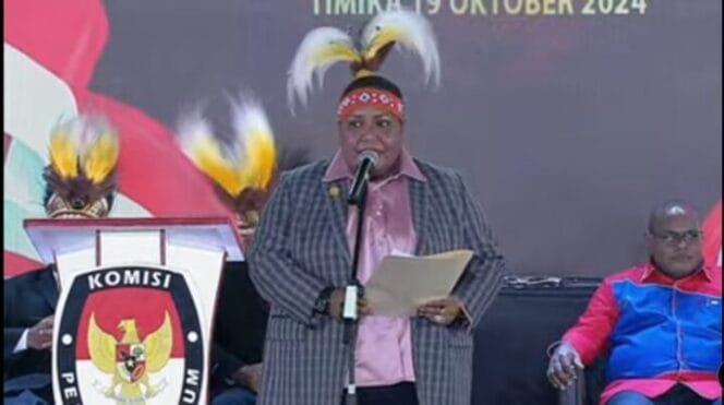 
Ketua KPU Mimika, Jenifer Darling Tabuni saat membacakan sambutan dalam acara debat pertama. 