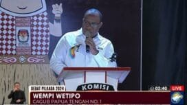 John Wempi Wetipo terlihat mengenakan pita hitam yang diikat di tangan kanan. (Foto: Capture YouTube MetroTv)