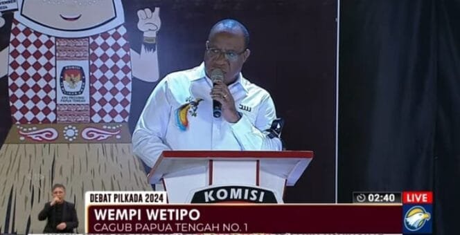 
John Wempi Wetipo terlihat mengenakan pita hitam yang diikat di tangan kanan. (Foto: Capture YouTube MetroTv)