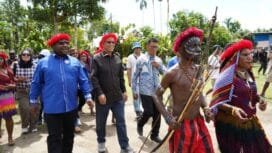 Pasangan Calon Alexsander Omaleng dan Yusuf Rombe. (Foto: TIM Media AIYE)