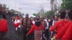 Pasangan Calon Bupati dan Wakil Bupati, Johannes Rettob dan Emanuel Kemong saat dijemput tarian dari masyarakat Sikka.