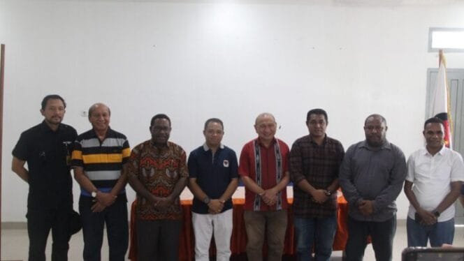 
Foto bersama usai melaksanakan jumpa pers persiapan debat kandidat. (Foto: Humas JMSI)