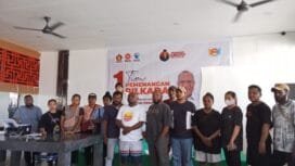 Keluarga bersama relawan berfoto bersama usai memberikan keterangan pers. 