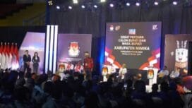 Ketua KPU Mimika, Dete Abugau saat membawakan sambutan. (Foto: Kristin Rejang)