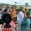 Penjabat Gubernur Papua Tengah, Anwar Harun Damanik, S.STP., MM bersama istri saat disambut di Nabire