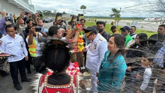 
Penjabat Gubernur Papua Tengah, Anwar Harun Damanik, S.STP., MM bersama istri saat disambut di Nabire