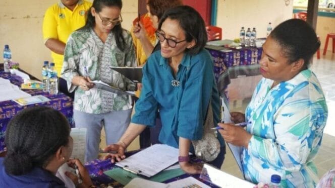 
Tim penilai saat melaksanakan penilaian Posyandu di Kampung Wangirja SP9. (Foto: Edwin Rumanasen)