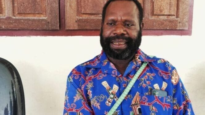 
Ketua Bamuskam Kampung Wangirja, Aminus Wakerkwa. (Foto: Edwin Rumanasen)