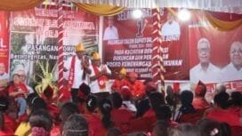 Pasangan Calon Bupati dan Wakil Bupati Johannes Rettob dan Emanuel Kemong saat menyapa Keluarga Besar Soindrat Elsadat. (Foto: Humas JMSI) 