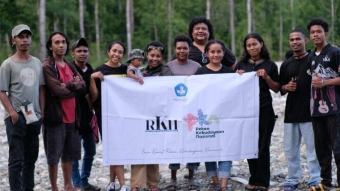 
Tim RKH berfoto bersama dalam kegiatan PKN di Atuka. (Foto: Istimewa For Sasagupapia.com)