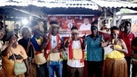 Pasangan Calon Bupati dan Wakil Bupati Kabupaten Mimika berfoto dengan masyarakat. (Foto: HUMAS JMSI)