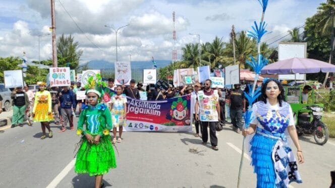 
Suasana aksi anak muda di Jayapura serukan jaga iklim. (Foto: Muhammad Ikbal Asra)