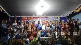 Momen foto bersama saat peresmian Posko pemenangan. 