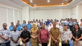 PJ Bupati Mimika, Valentinus Sudarjanto Sumito saat berfoto bersama usai pembukaan kegiatan pelatihan Jurnalistik yang diselenggarakan oleh JPM. 