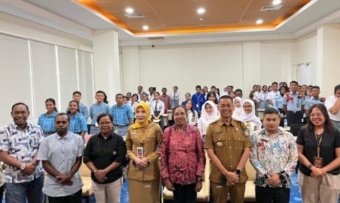 
PJ Bupati Mimika, Valentinus Sudarjanto Sumito saat berfoto bersama usai pembukaan kegiatan pelatihan Jurnalistik yang diselenggarakan oleh JPM. 