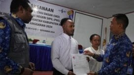 PJ Bupati Kabupaten Mimika, Valentinus Sudarjanto Sumito saat membuka kegiatan tes CPNS di SMPN 2. (Foto: Kristina Rejang)