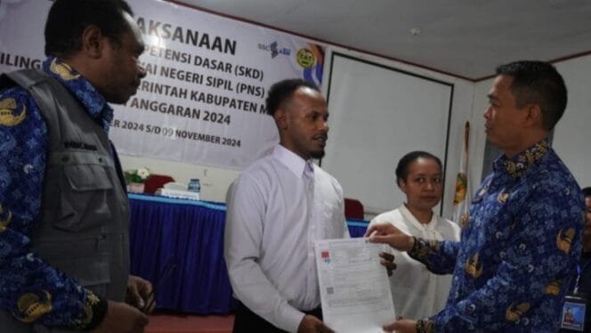 
PJ Bupati Kabupaten Mimika, Valentinus Sudarjanto Sumito saat membuka kegiatan tes CPNS di SMPN 2. (Foto: Kristina Rejang)