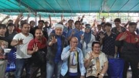 Calon Wakil Bupati Kabupaten Mimika, Yusuf Rombe bersama istri saat berfoto bersama para peserta lomba E-Sport