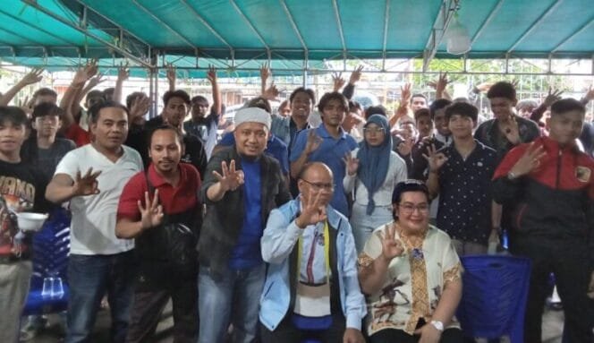 
Calon Wakil Bupati Kabupaten Mimika, Yusuf Rombe bersama istri saat berfoto bersama para peserta lomba E-Sport