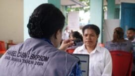 Salah satu pansel CASN-BKPSDM Kabupaten Mimika saat melakukan rekam pencocokan dokumen. (Foto: Kristin Rejang)