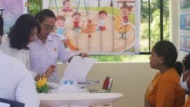 Tim penilai saat melaksanakan penilaian di Posyandu Waker yang terletak di Kampung Minabua. (Foto: Kristin Rejang)