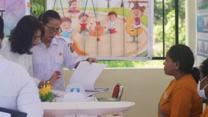 
Tim penilai saat melaksanakan penilaian di Posyandu Waker yang terletak di Kampung Minabua. (Foto: Kristin Rejang)