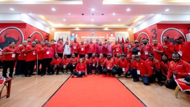 
Foto bersama Rakerdasus DPD PDI Perjuangan Provinsi Papua Tengah.(Foto: istimewa)