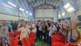 Calon Wakil Bupati nomor urut 3, Yusuf Rombe saat berfoto bersama Kerukunan Keluarga Hatu (Maluku) di Mimika.(Foto: Tim Media AIYE)