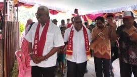 Paslon Nomor urut 1, Johannes Rettob dan Emanuel Kemong saat menghadiri Peresmian Posko Pemenangan Family Fakfak. (Foto: Istimewa)