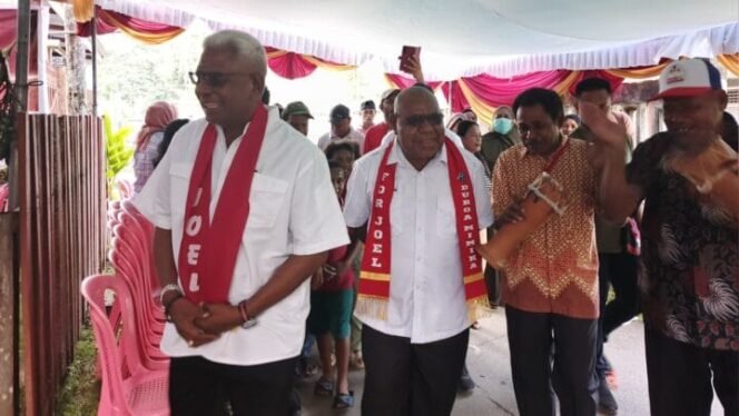 
Paslon Nomor urut 1, Johannes Rettob dan Emanuel Kemong saat menghadiri Peresmian Posko Pemenangan Family Fakfak. (Foto: Istimewa)