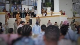 Nampak para pendemo aksi damai saat menyampaikan aspirasi di pelataran Kantor Sentra Pemerintahan SP 3. (Foto: Istimewa)