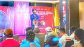 Ketua KPU Kabupaten Puncak, Natalius Tabuni saat menyampaikan sambutan pembukaan dalam Debat Ke-2. (Foto: Kristin Rejang/sasagupapua.com)