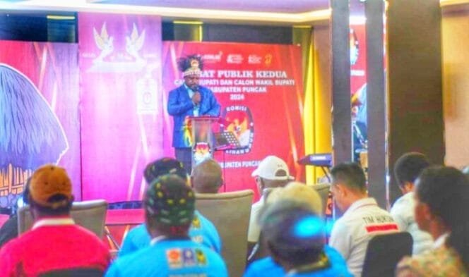 
Ketua KPU Kabupaten Puncak, Natalius Tabuni saat menyampaikan sambutan pembukaan dalam Debat Ke-2. (Foto: Kristin Rejang/sasagupapua.com)
