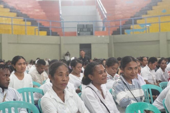 
Nampak sebagian KPPS yang mengikuti Pelantikan di GOR Futsal Timika. (Foto: Edwin Rumanasen)