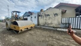 Pengerjaan Jalan Perum Griya Intan I oleh AIYE. (Foto: TIM Media AIYE)