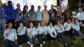 Pasangan Calon Bupati dan Wakil Bupati, Alexsander Omaleng-Yusuf Rombe berfoto bersama masyarakat Sulit. 