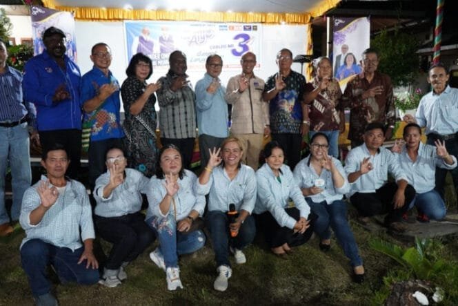 
Pasangan Calon Bupati dan Wakil Bupati, Alexsander Omaleng-Yusuf Rombe berfoto bersama masyarakat Sulit. 