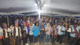 Warga Manggarai di Mimika Berfoto Bersama  TIM AIYE. (Foto: TIM Media AIYE)